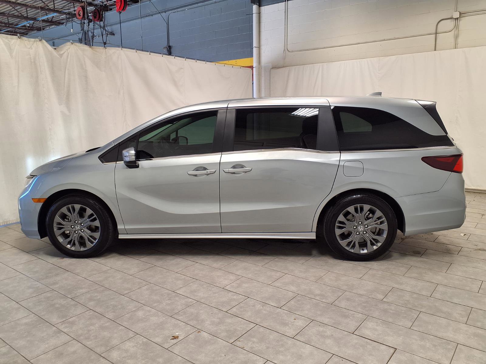 Used 2025 Honda Odyssey Touring image 6
