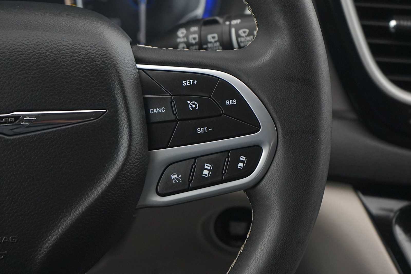 Used 2024 Chrysler Pacifica Touring-L FWD image 18