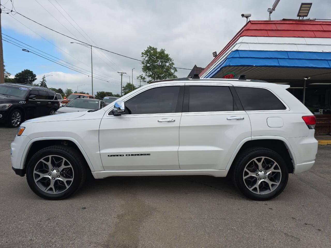 Used 2019 Jeep Grand Cherokee Overland AWD/4WD image 3