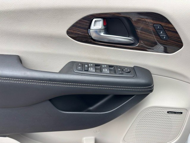 Used 2022 Chrysler Pacifica Limited w/ Uconnect Theater Family Group image 19