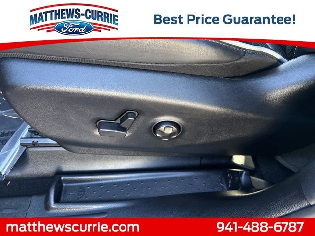 Used 2025 Chrysler Pacifica Limited image 10