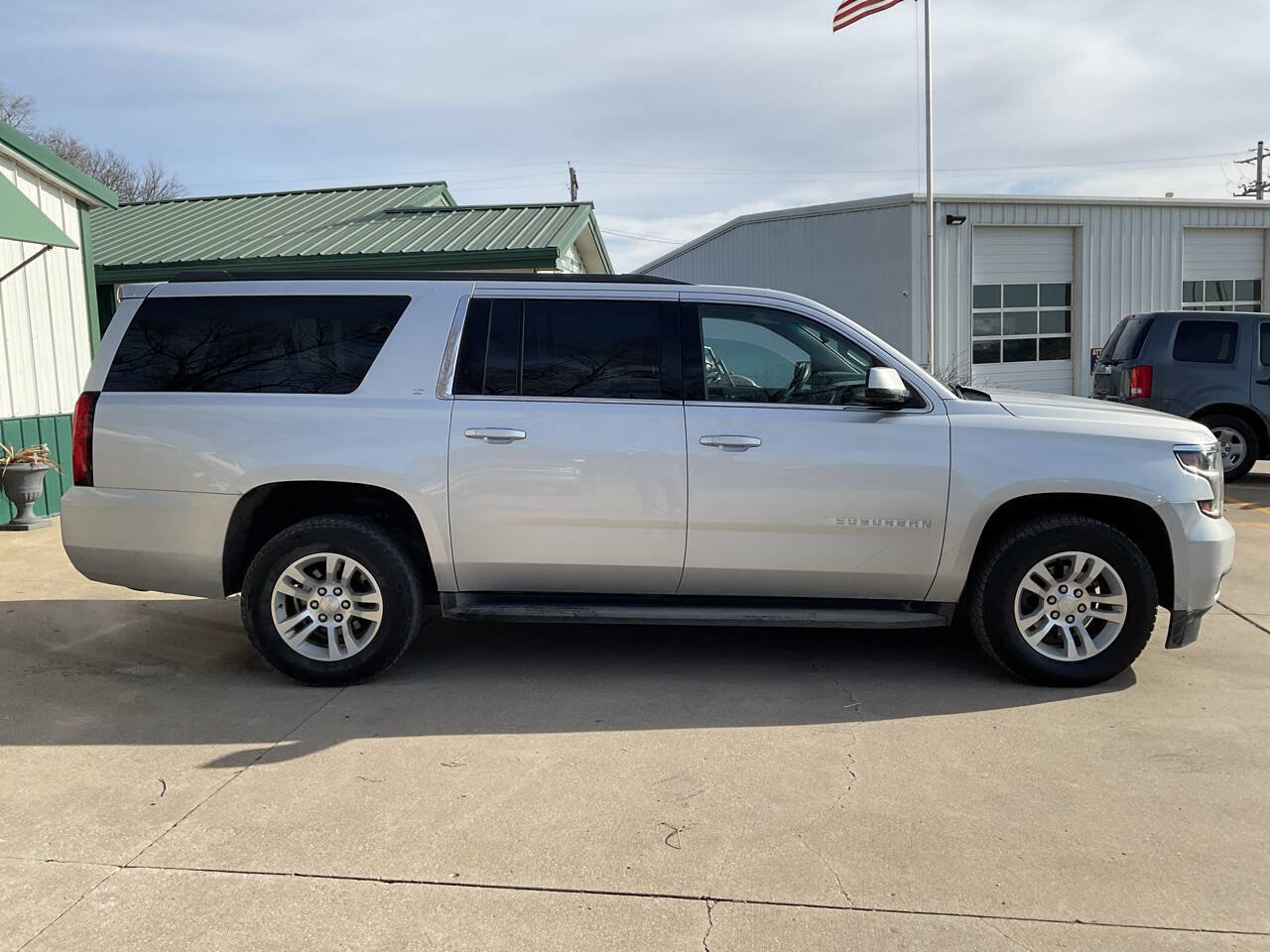 Used 2018 Chevrolet Suburban LT image 2