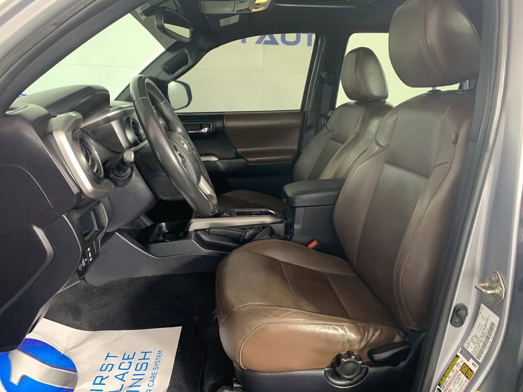 Used 2016 Toyota Tacoma Limited w/ Towing Package image 16