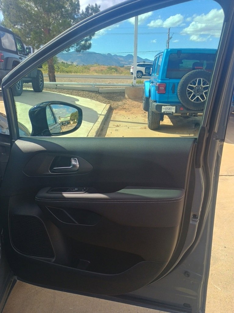 New 2025 Chrysler Pacifica Select image 17