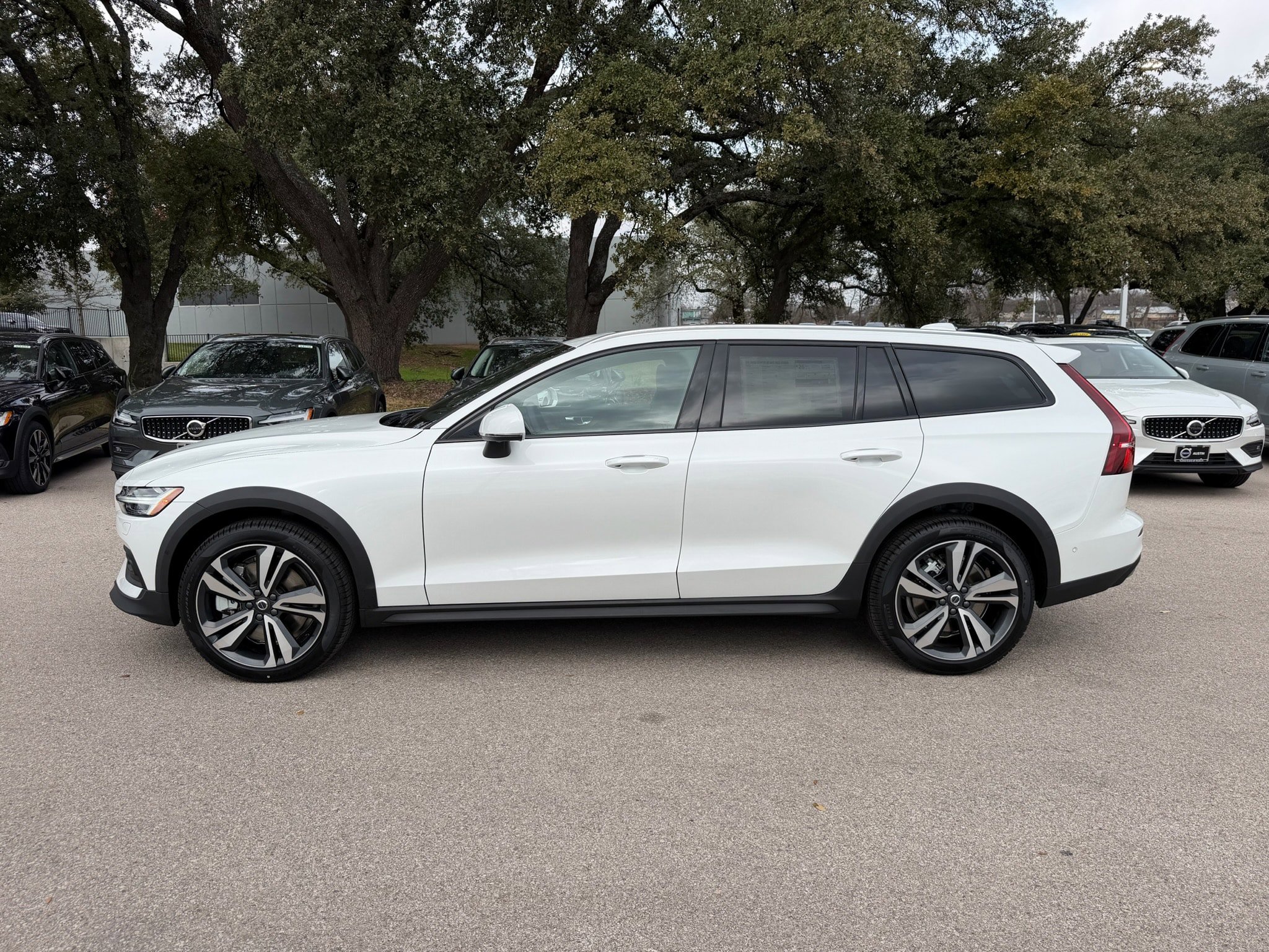 New 2026 Volvo V60 B5 Cross Country Plus w/ Climate Package AWD/4WD image 3