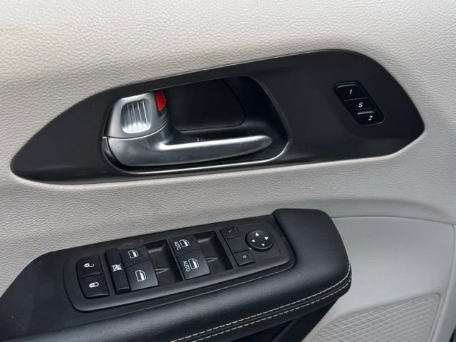 Certified 2024 Chrysler Pacifica Touring-L image 14