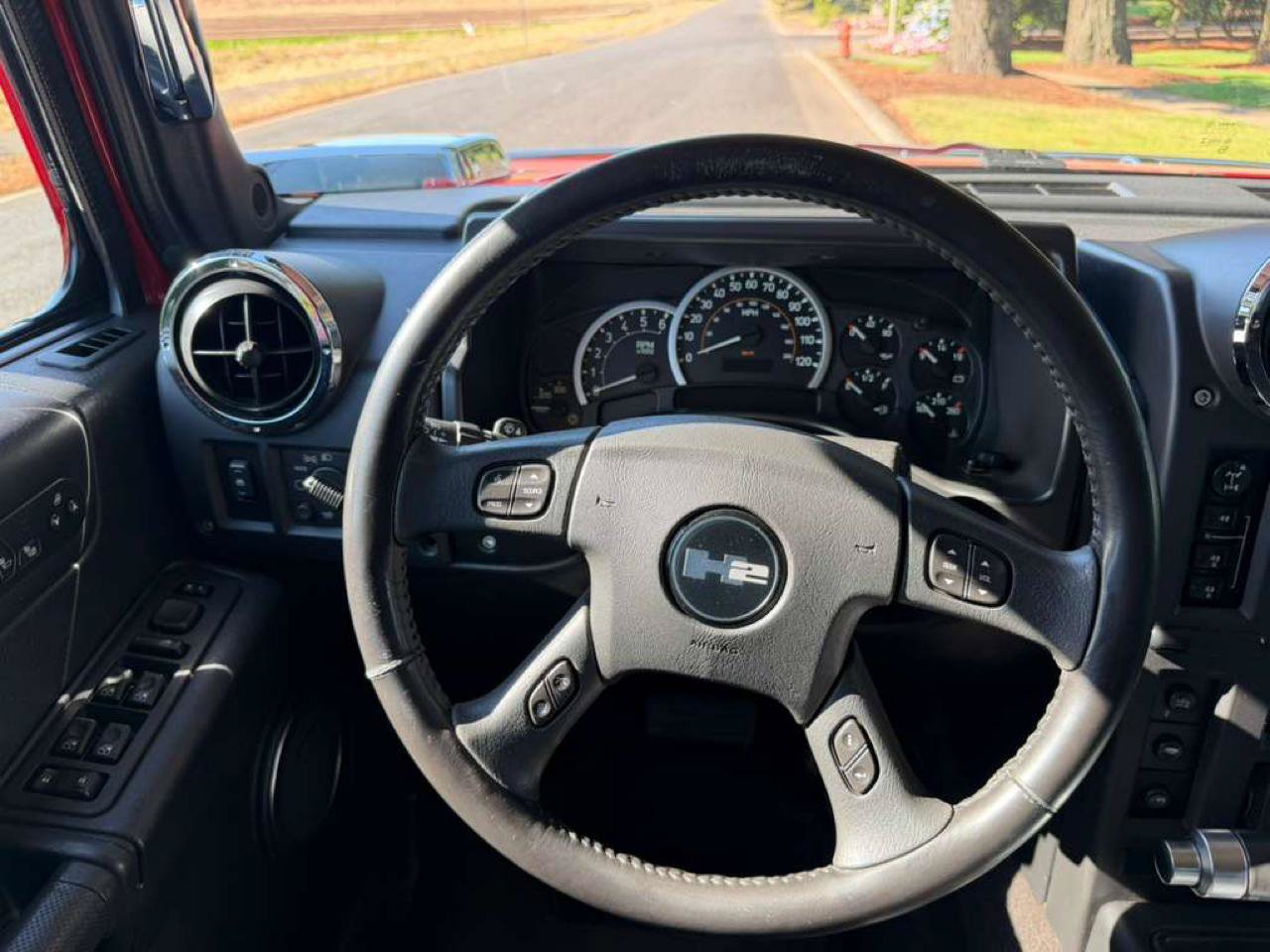 Used 2005 HUMMER H2 SUT w/ Preferred Equipment Group AWD/4WD image 26