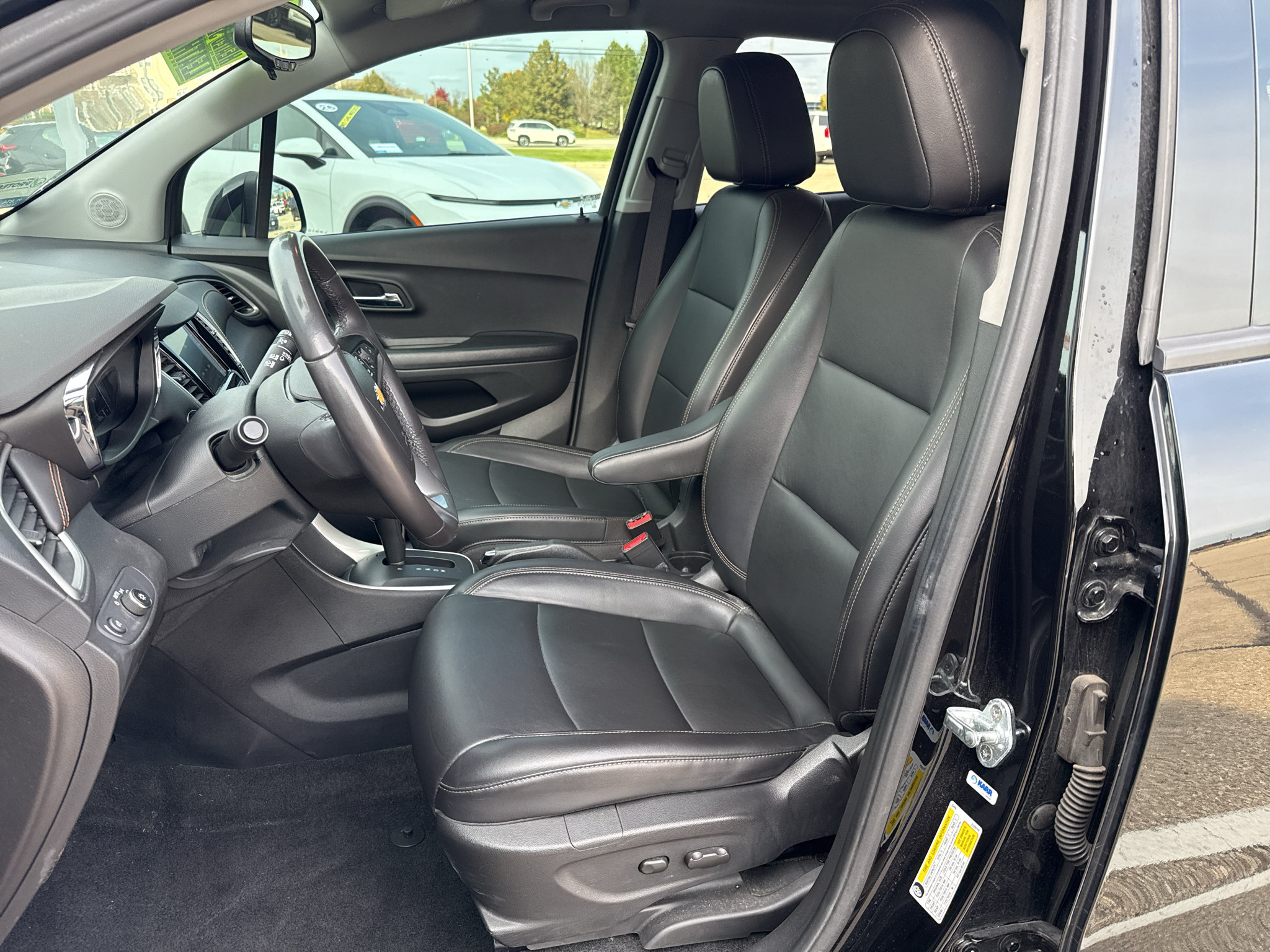 Used 2021 Chevrolet Trax LT w/ Premium Seat Package AWD/4WD image 8