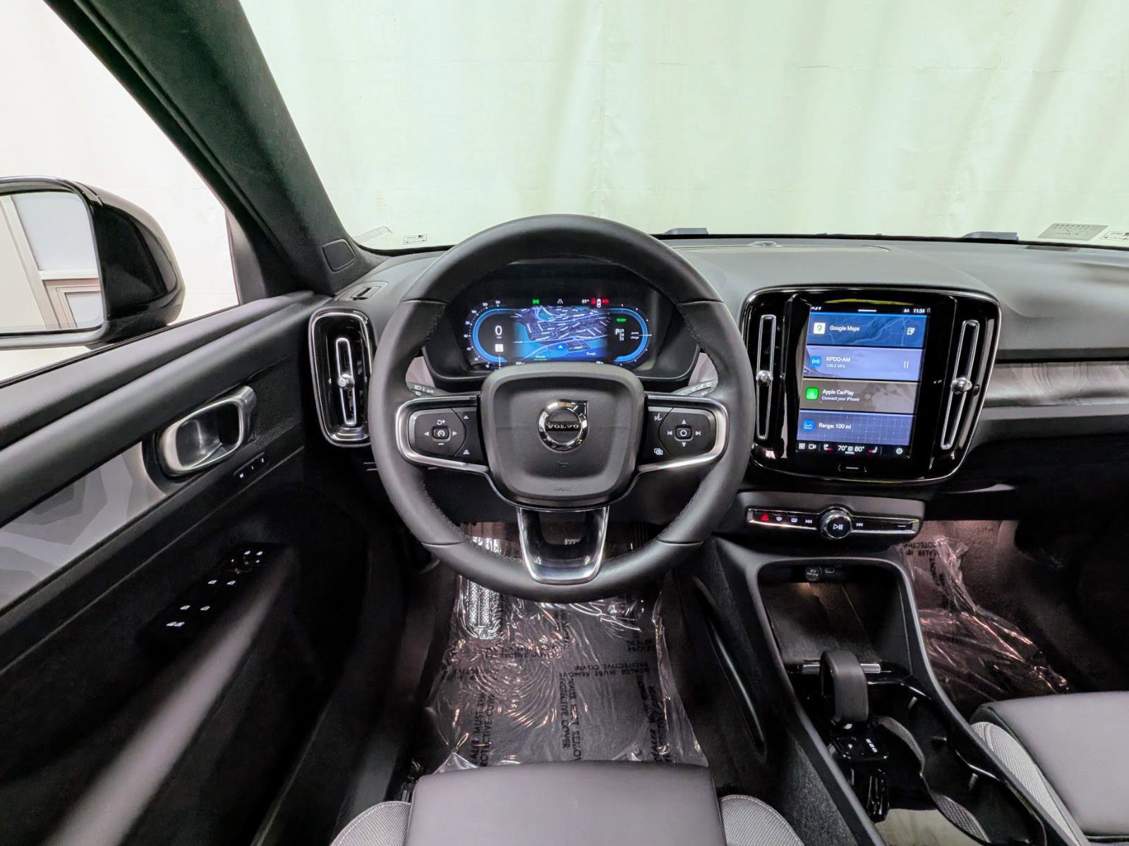 Used 2023 Volvo XC40 Recharge Core image 2