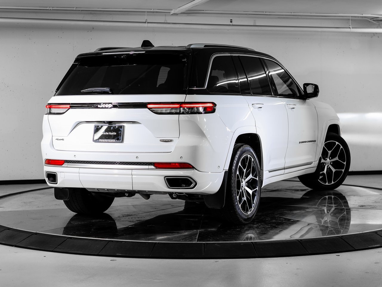 Used 2022 Jeep Grand Cherokee Summit image 7