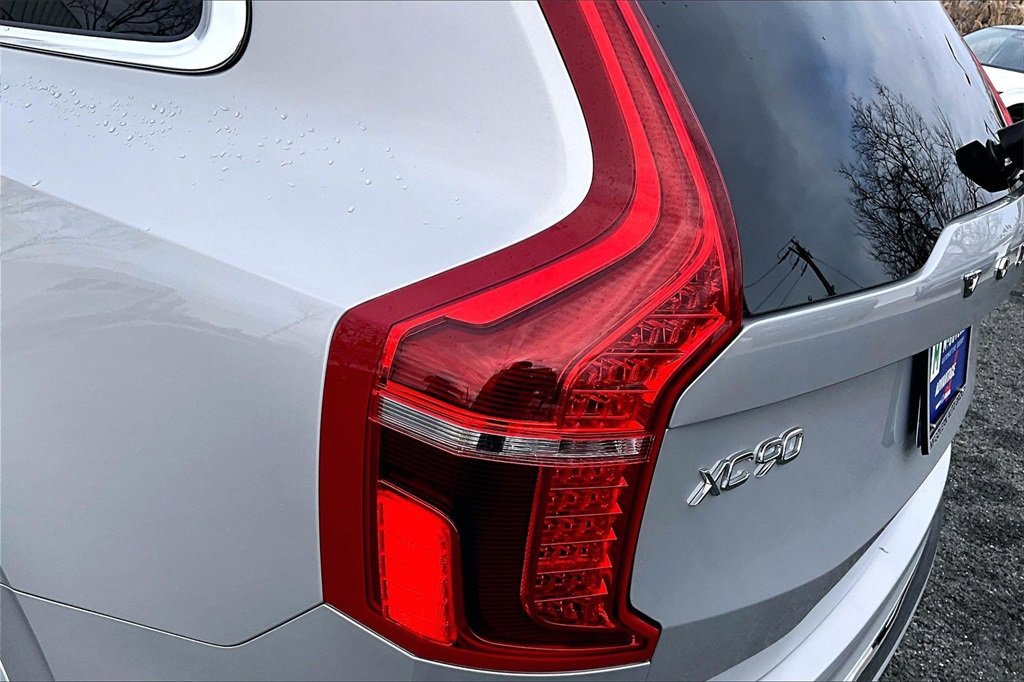 Used 2023 Volvo XC90 B6 Plus image 23