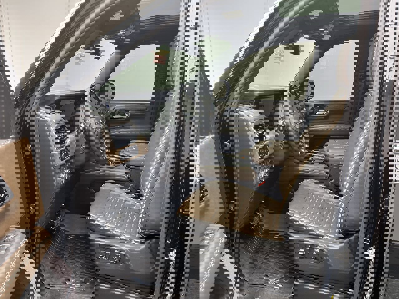 Certified 2025 GMC Yukon XL Denali Ultimate w/ LPO, Floor Liner Package image 3