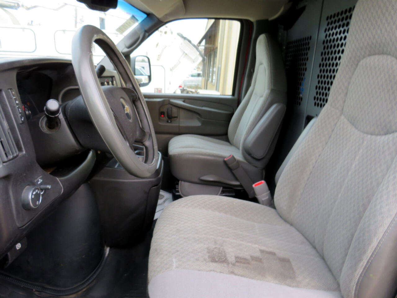 Used 2009 Chevrolet Express 2500 image 8