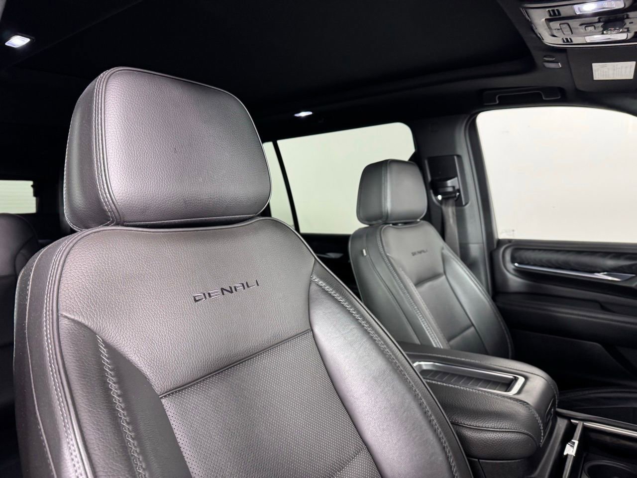 Used 2022 GMC Yukon XL Denali w/ Denali Premium Package image 35