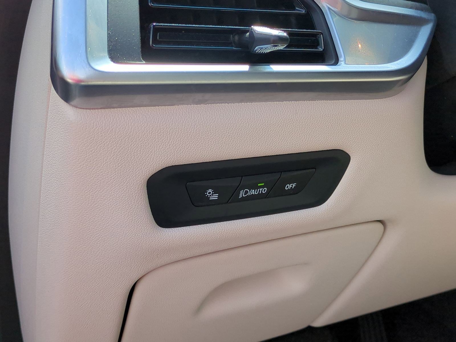 Certified 2024 BMW X5 xDrive50e w/ Premium Package image 17