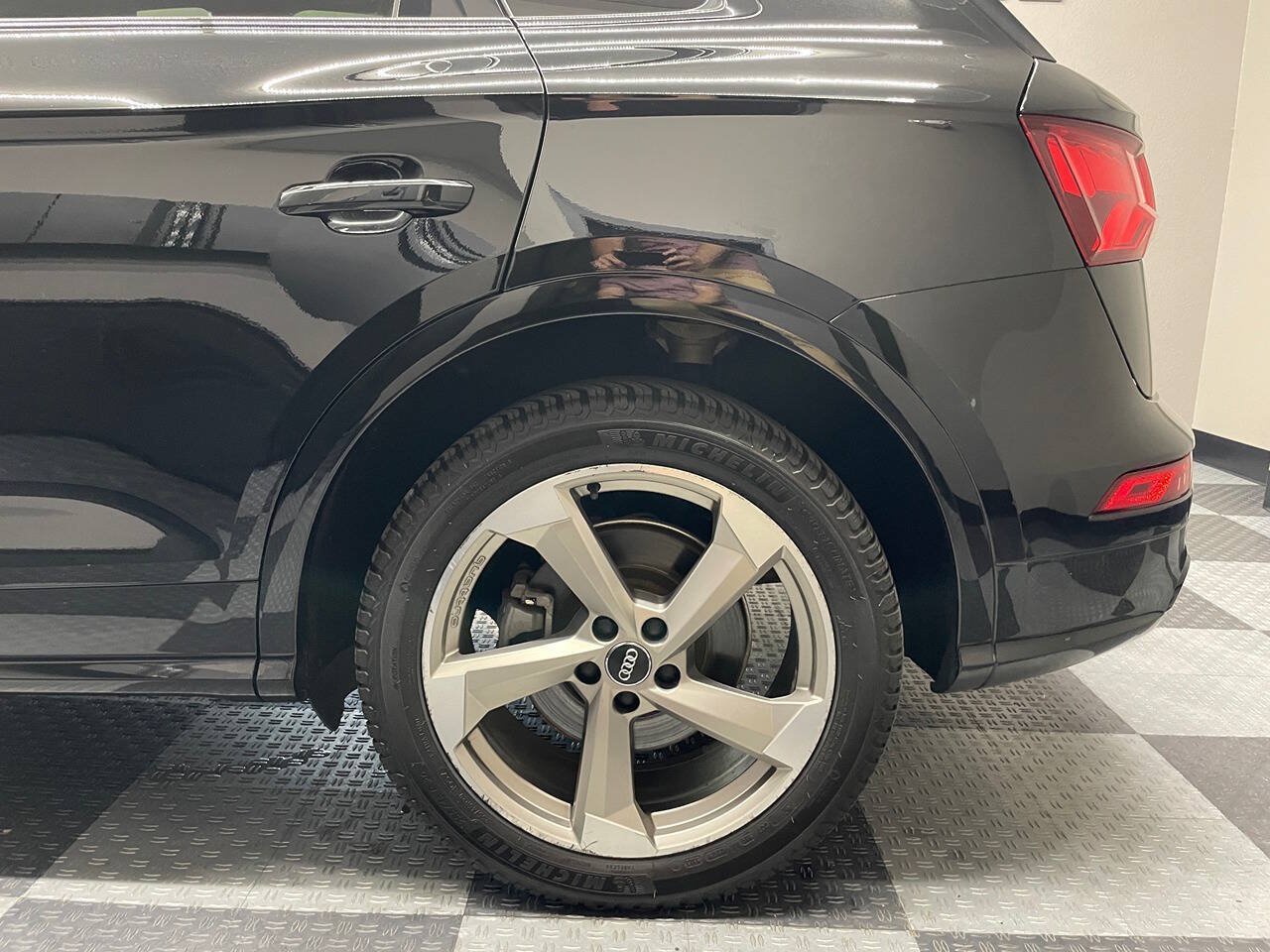 Used 2020 Audi Q5 2.0T Titanium Premium Plus w/ Premium Plus Package AWD/4WD image 12