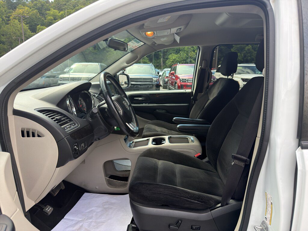 Used 2016 Dodge Grand Caravan SXT w/ Rear Park Assist Package FWD image 10