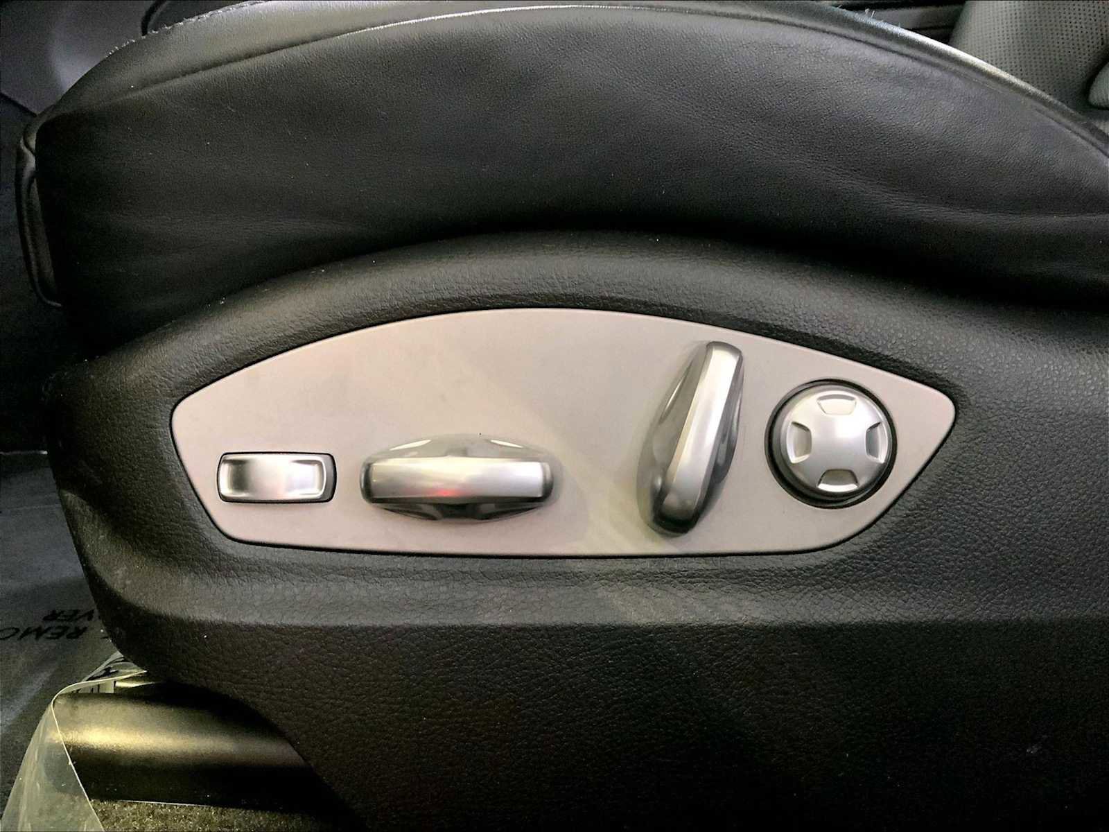 Certified 2018 Porsche Macan AWD/4WD image 39