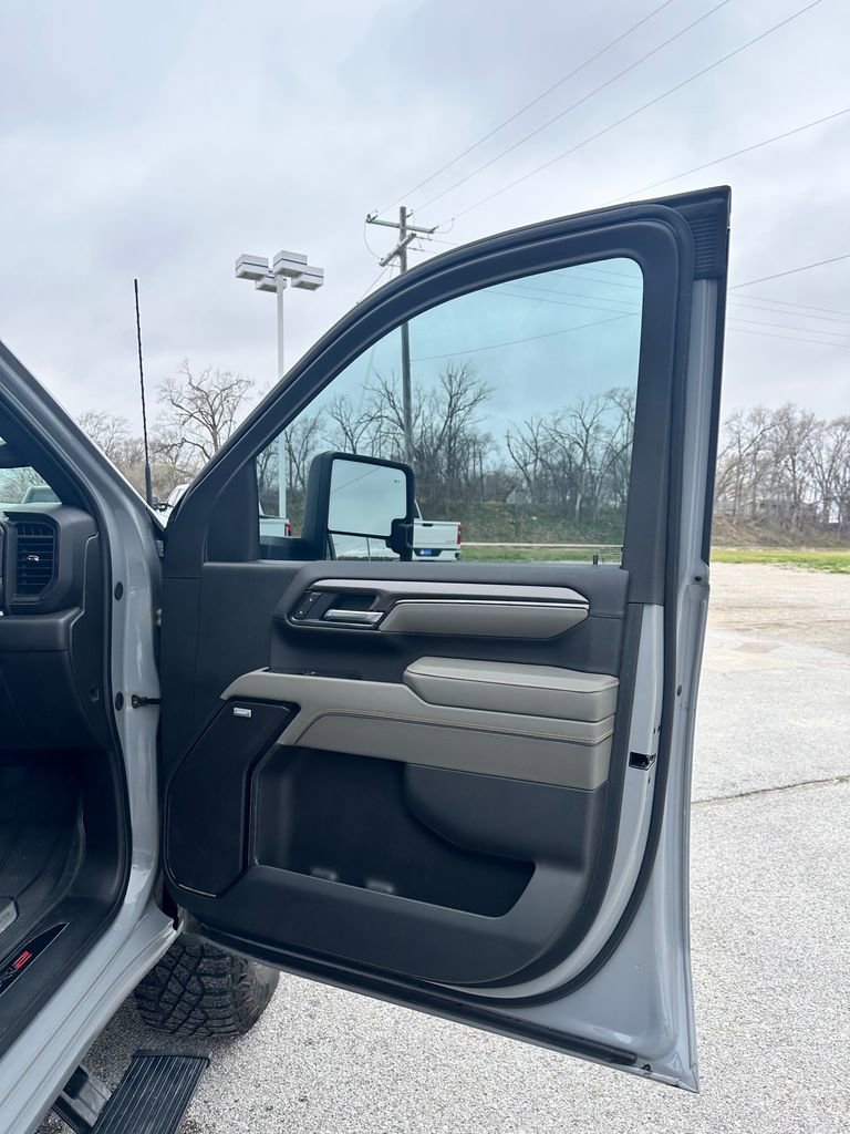 Used 2025 Chevrolet Silverado 2500 ZR2 AWD/4WD image 18