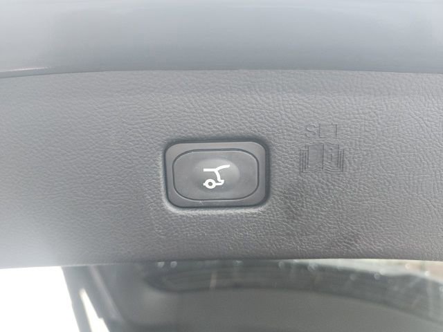 Used 2023 Ford Edge Titanium w/ Class II Trailer Tow Package image 16