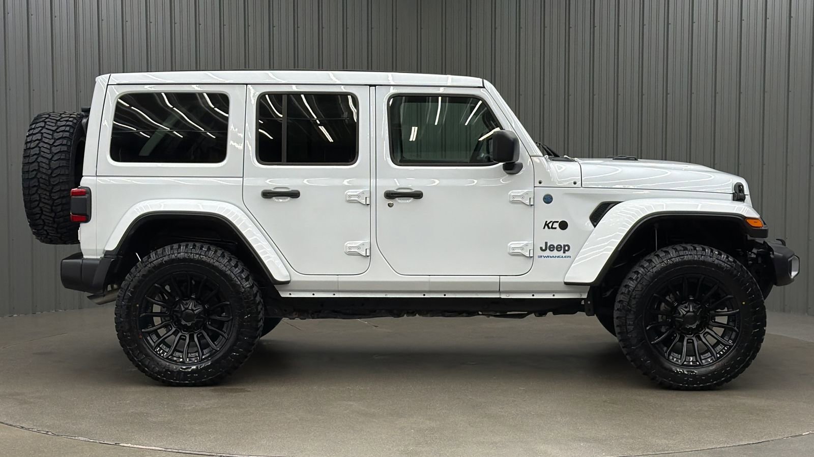 Used 2025 Jeep Wrangler Unlimited Sahara w/ Safety Group AWD/4WD image 6