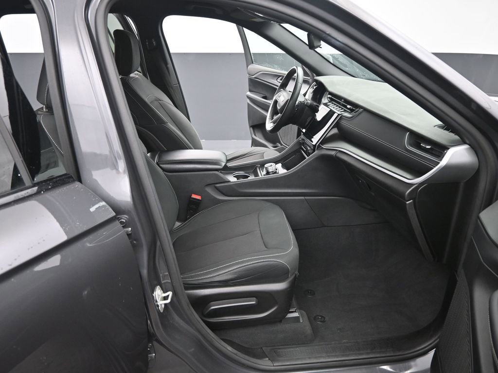Used 2024 Jeep Grand Cherokee Laredo image 18