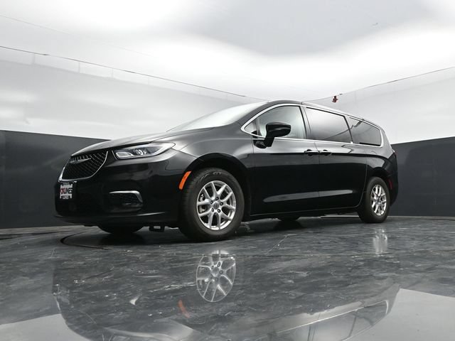 Used 2024 Chrysler Pacifica Touring-L FWD image 45