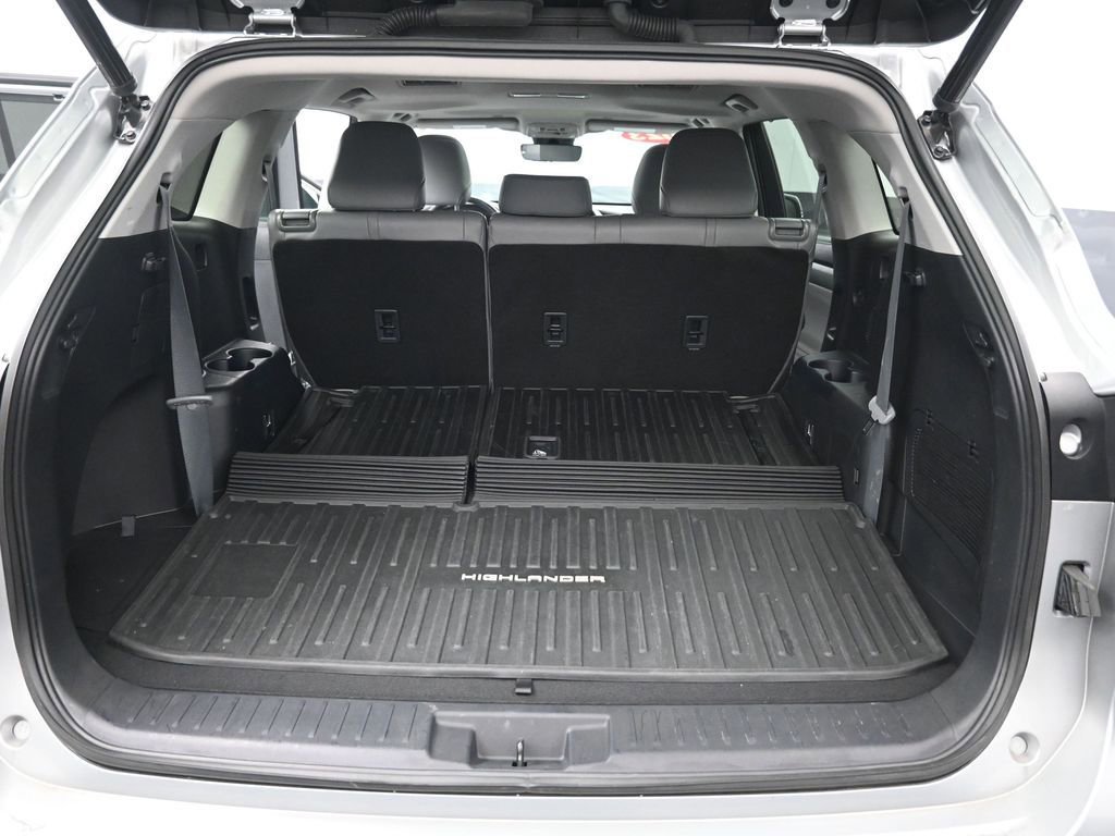 Used 2023 Toyota Highlander XLE image 38