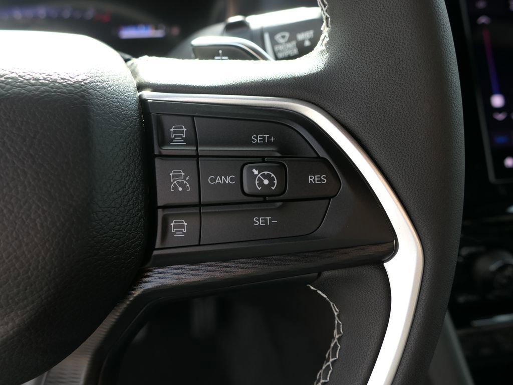 Used 2025 Jeep Grand Cherokee Laredo X image 13