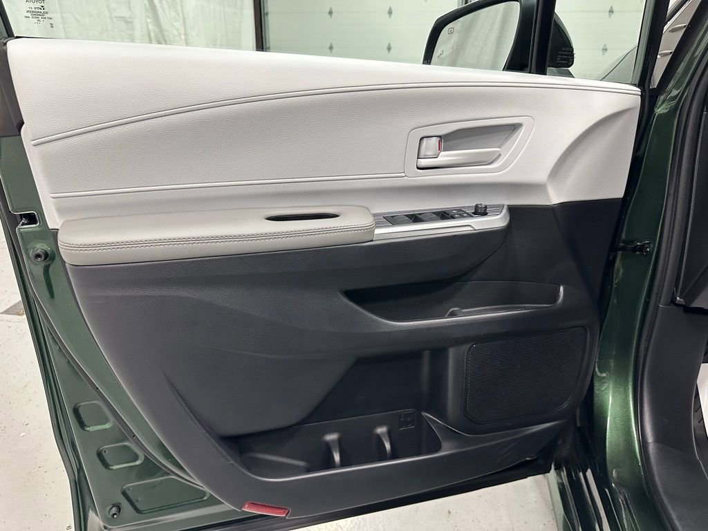 Used 2025 Toyota Sienna LE image 8