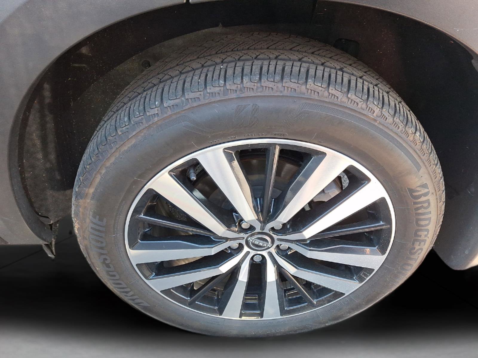 Used 2025 Nissan Pathfinder Platinum AWD/4WD image 17