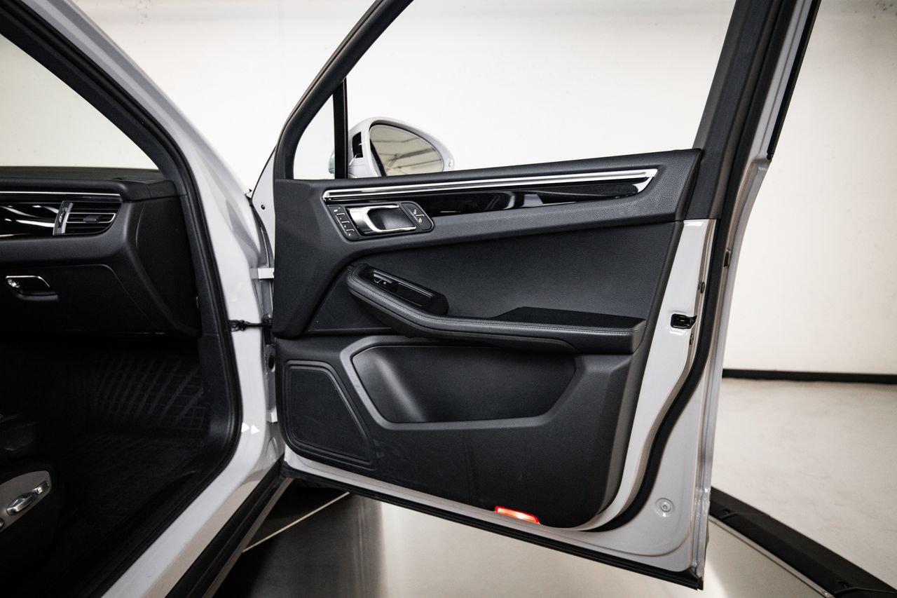 Certified 2023 Porsche Macan AWD/4WD image 27