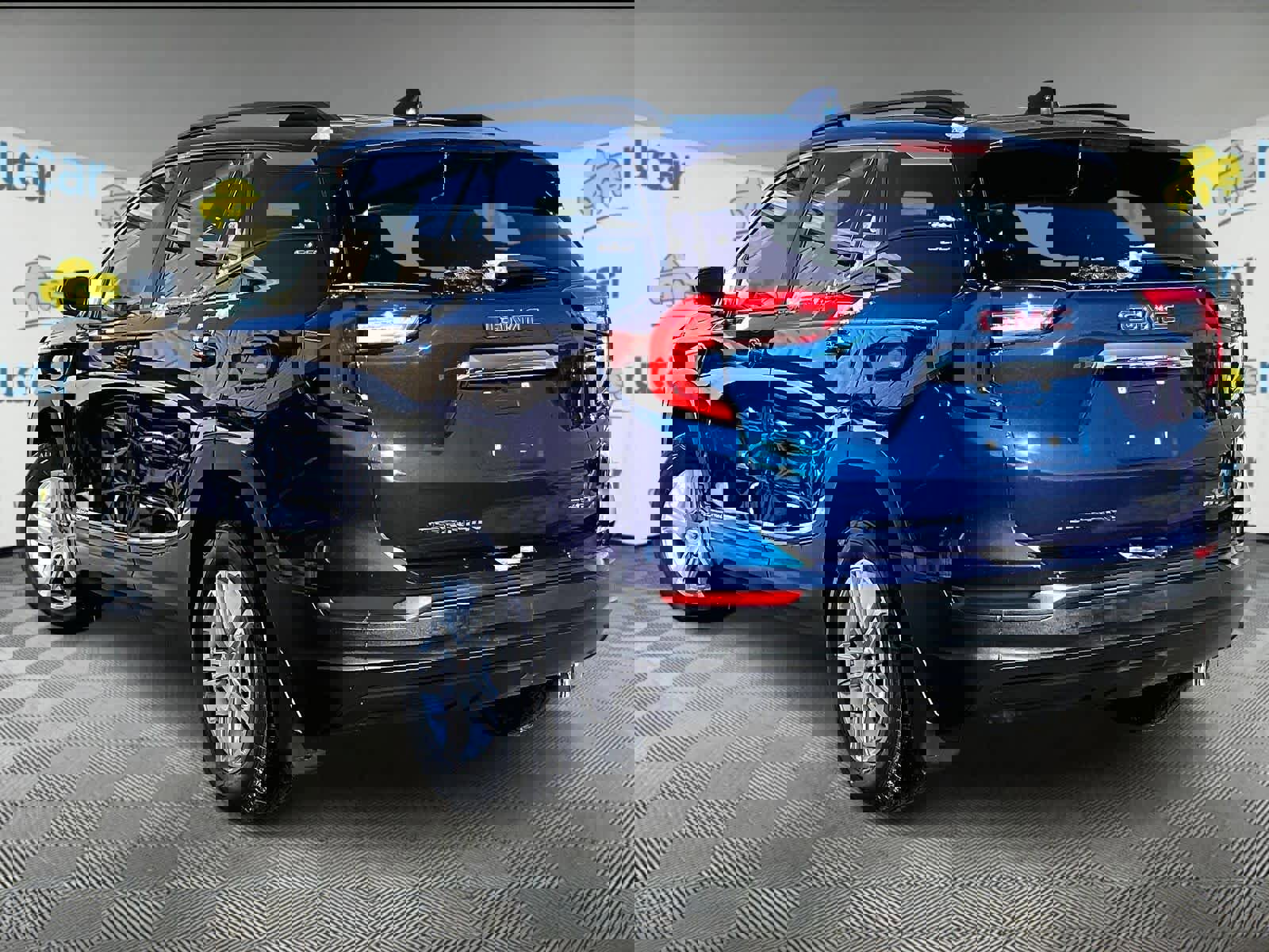 Used 2022 GMC Terrain SLE w/ Driver Convenience Package image 4