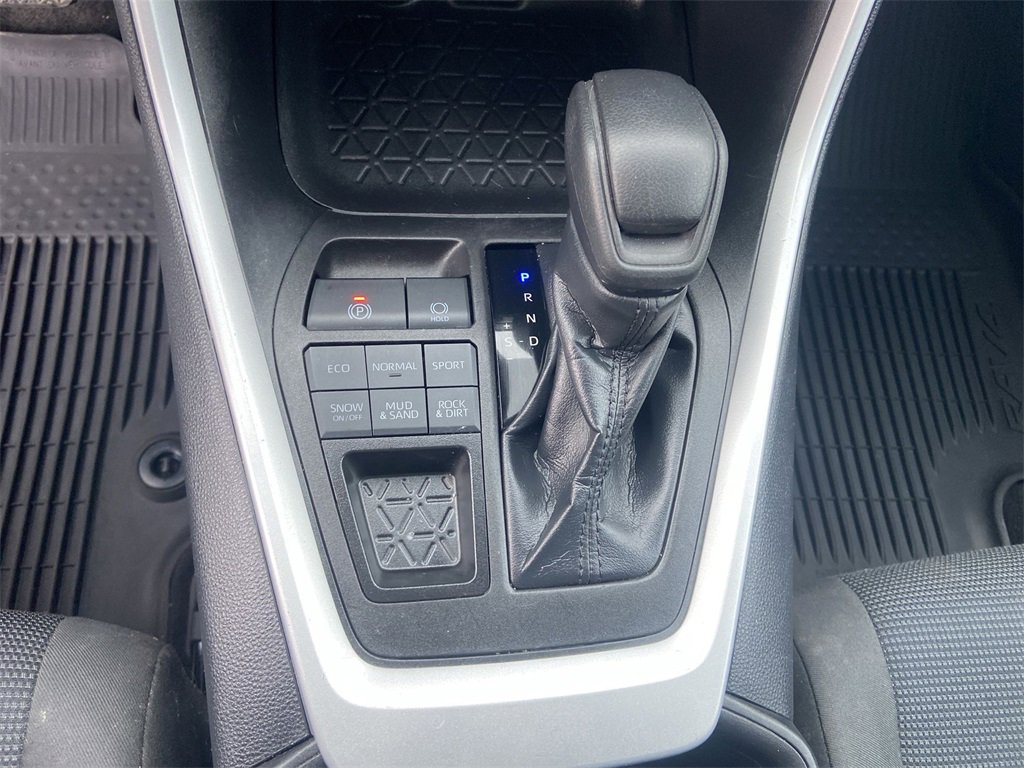 Used 2022 Toyota RAV4 LE image 16