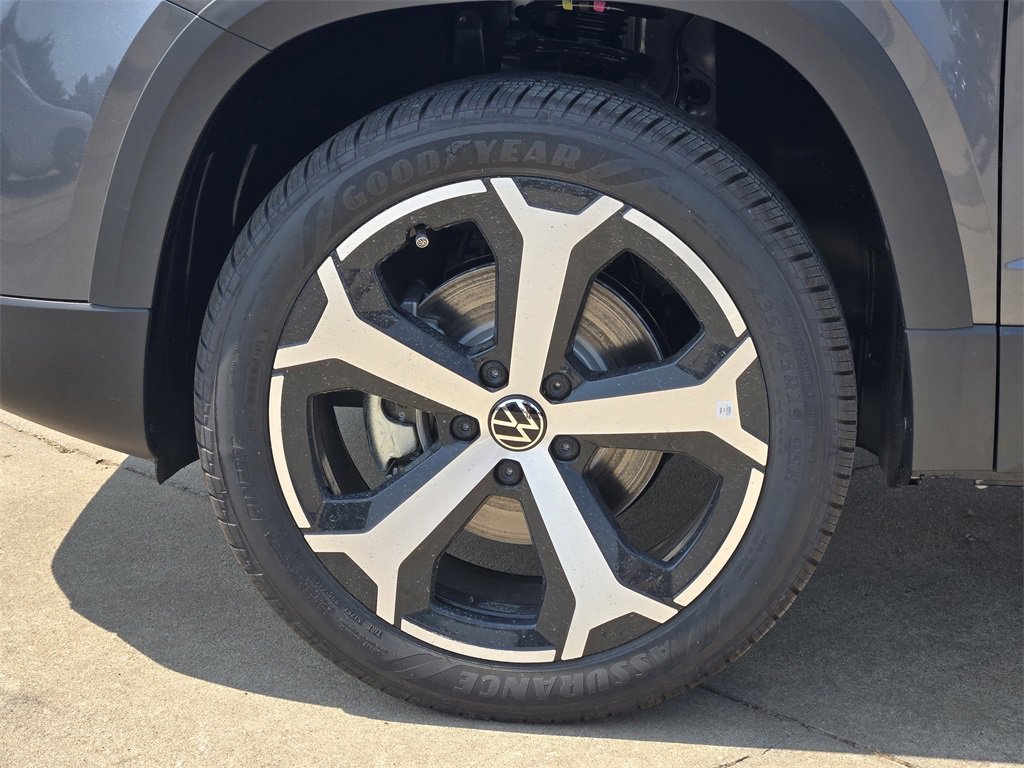 New 2025 Volkswagen Taos SEL image 10