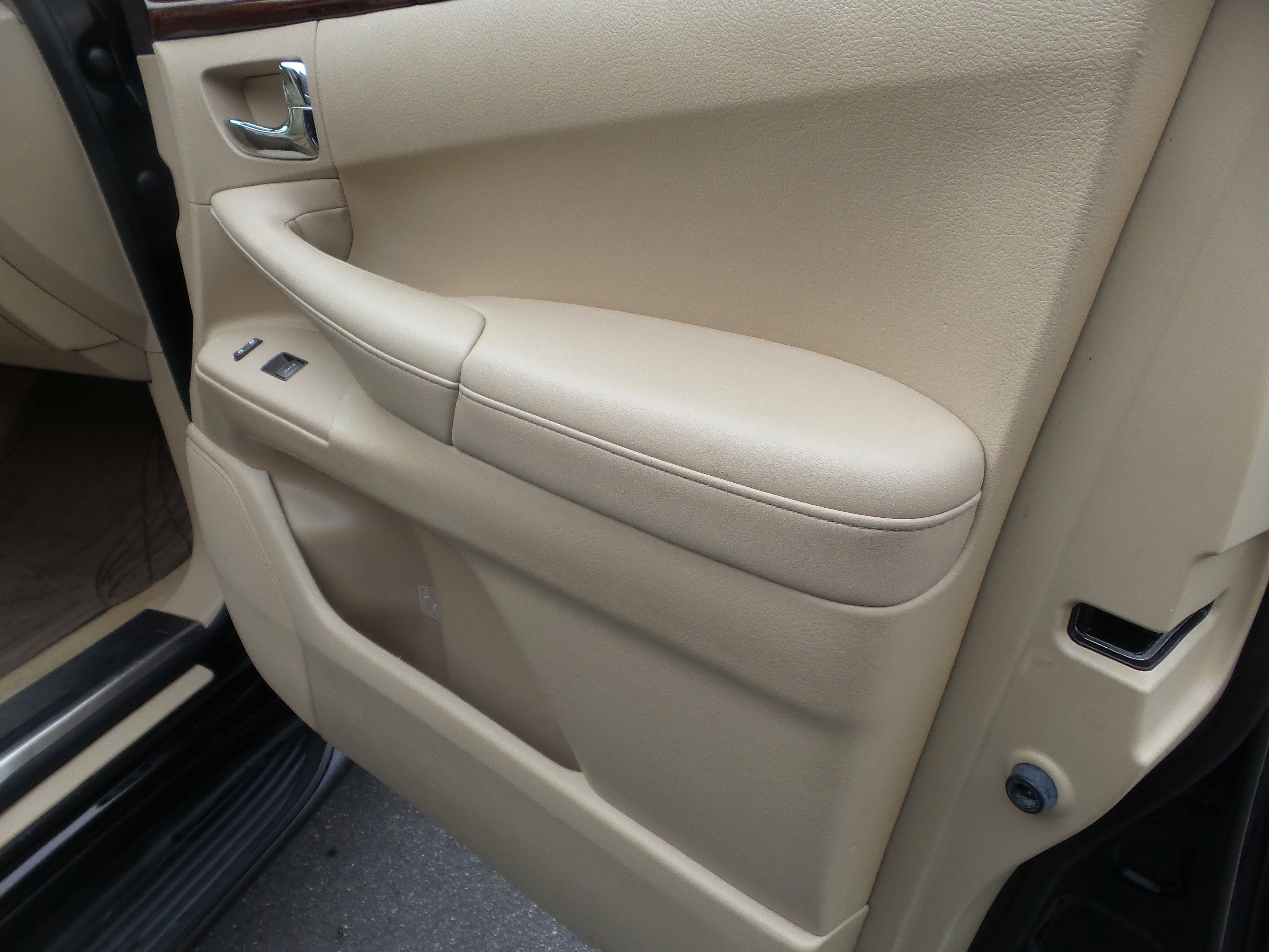Used 2011 Lexus LX 570 4WD image 41