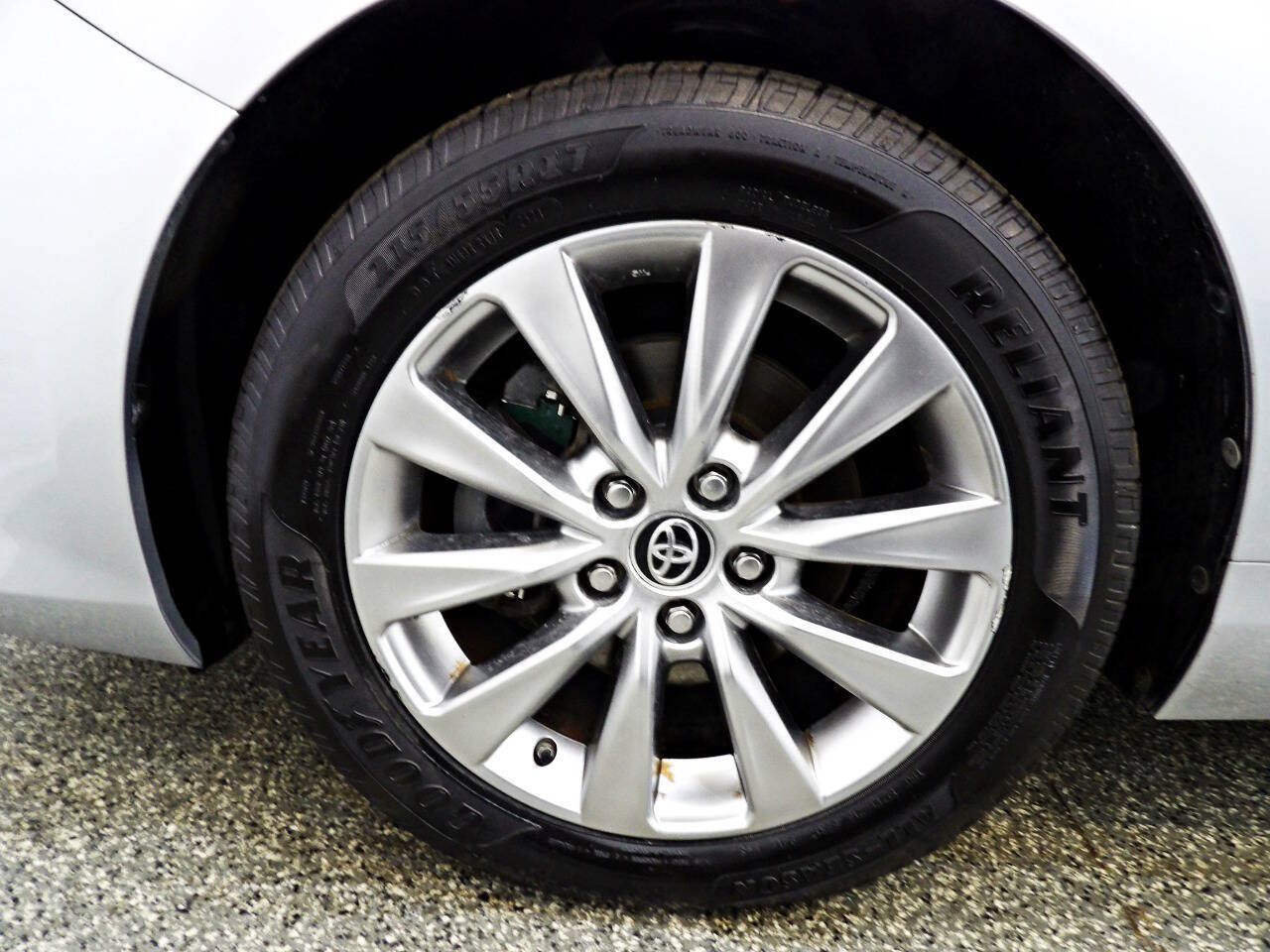 Used 2015 Toyota Camry XLE w/ Moonroof Package FWD image 19