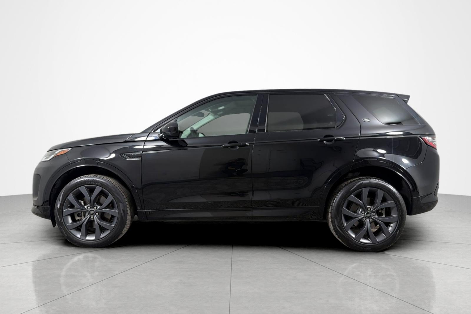 Used 2023 Land Rover Discovery Sport SE R-Dynamic AWD/4WD image 2