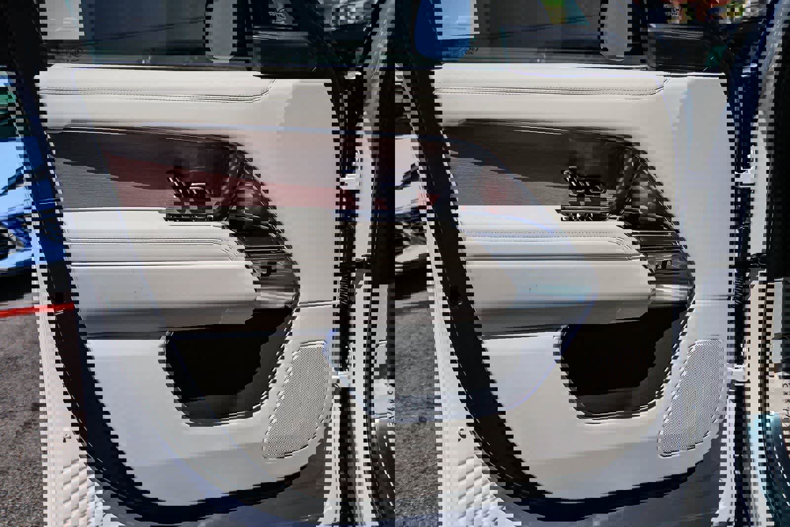 New 2026 Land Rover Range Rover Long Wheelbase SE image 21