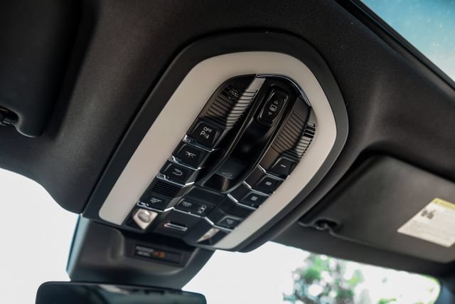 Used 2025 Porsche Macan AWD/4WD image 27