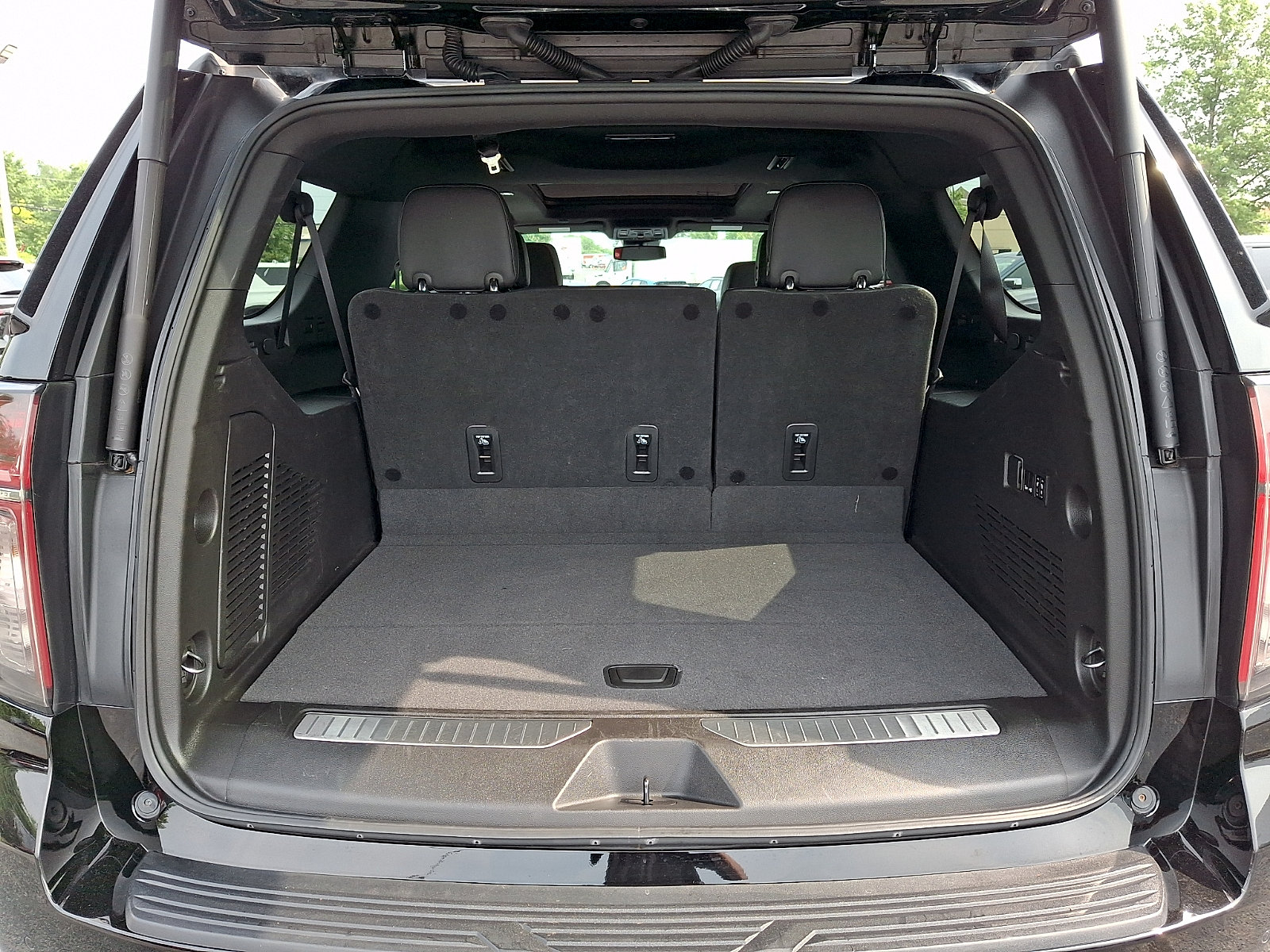 Used 2023 Chevrolet Suburban RST w/ Luxury Package AWD/4WD image 30