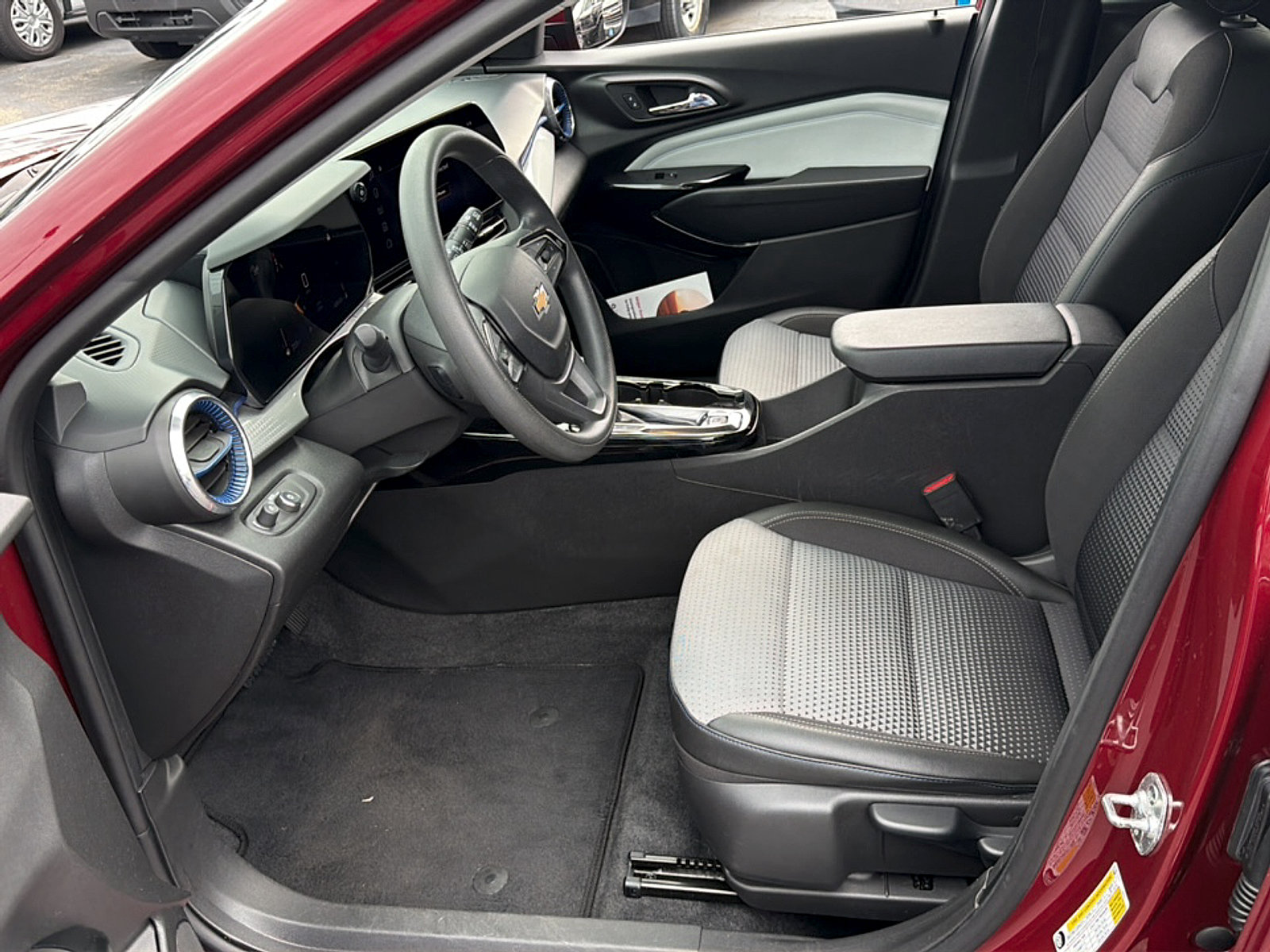Used 2025 Chevrolet Trax LT FWD image 12