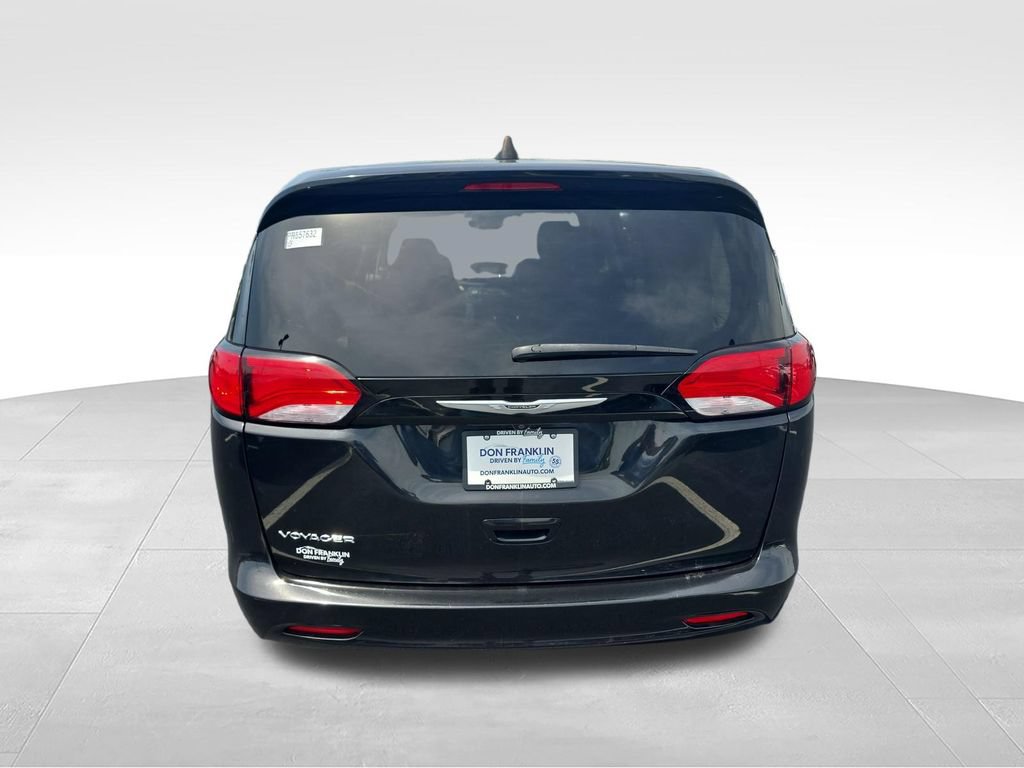 Used 2023 Chrysler Voyager LX FWD image 4
