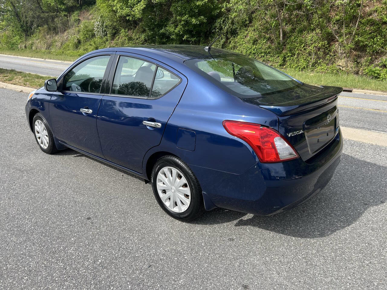 Used 2014 Nissan Versa SV FWD image 5