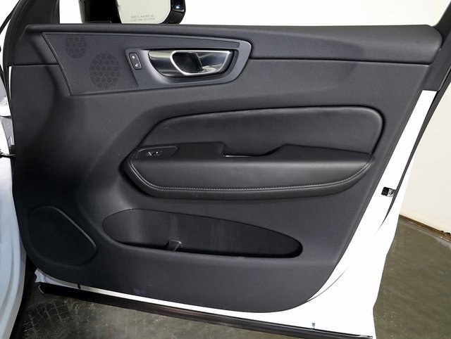 Used 2025 Volvo XC60 B5 Plus image 33