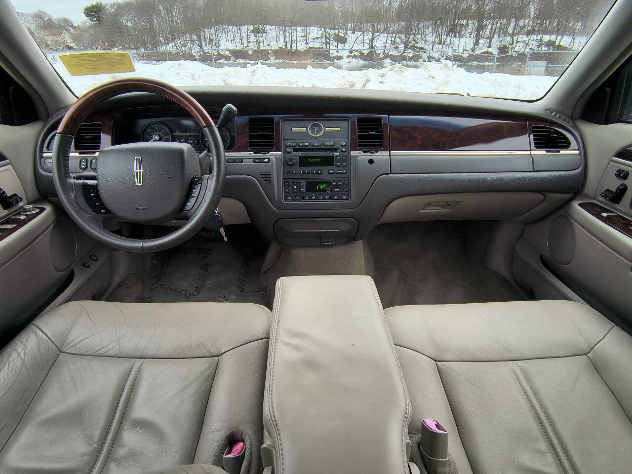 Used 2009 Lincoln Town Car Signature Limited image 11