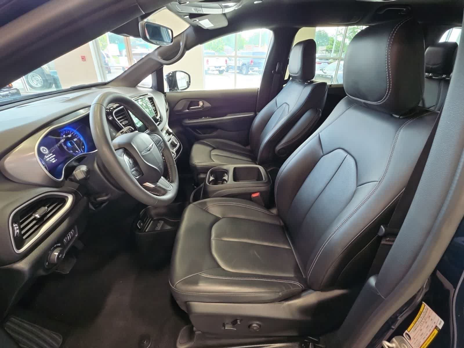 Used 2025 Chrysler Pacifica Select FWD image 15