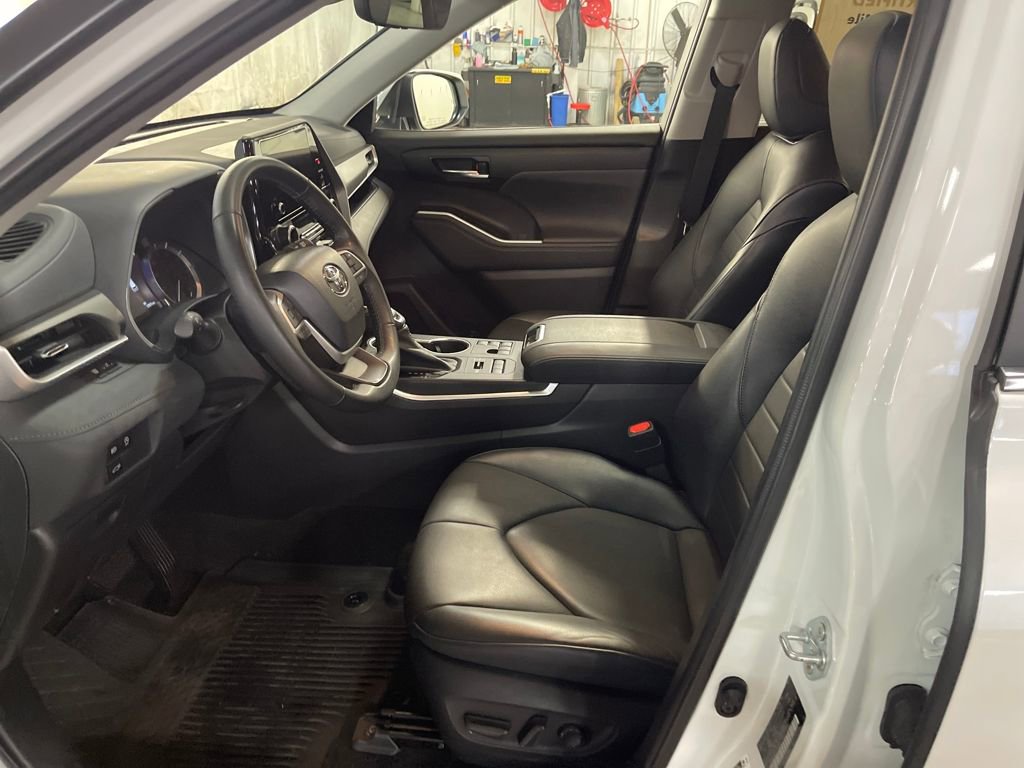 Used 2023 Toyota Highlander XLE image 9