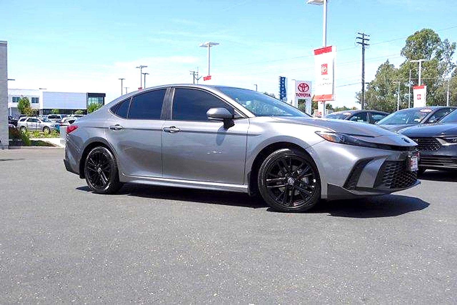 Used 2025 Toyota Camry SE w/ Multimedia Upgrade Package FWD image 4