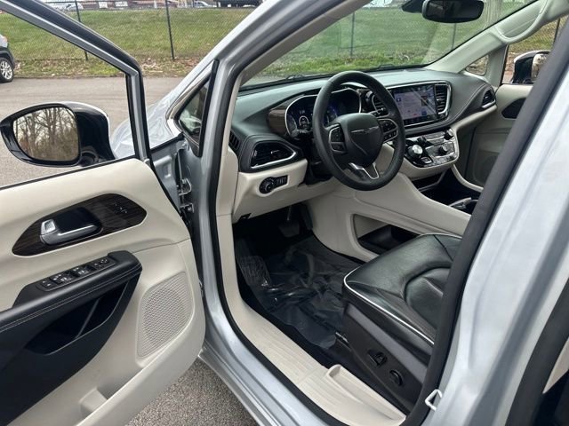 Used 2023 Chrysler Pacifica Limited FWD image 34